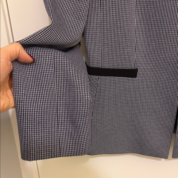 Women's Tahari Blue and White Houndstooth Jacket - Picture 4 of 10